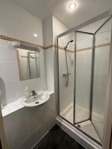 伦敦伯克利苑酒店 的带淋浴和盥洗盆的浴室