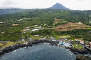 圣罗克杜皮库Casas do Navalhão的享有岛屿和山脉的空中景致