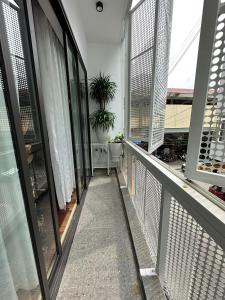 高平Hồng Vân Homestay的阳台设有玻璃门和盆栽植物