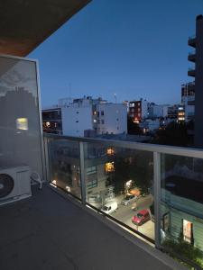 布宜诺斯艾利斯Cerca de River Plate Nuevo, luminoso, comodo!的阳台享有夜间城市美景。