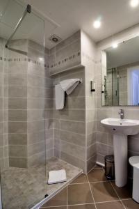 图尔卢瓦尔城堡之家酒店的一间带水槽和淋浴的浴室