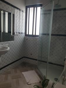 马林迪RAKA HOLIDAY HOMES的带淋浴和盥洗盆的浴室