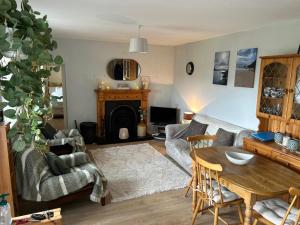 格伦贝赫Glenbeigh Holiday Cottage - Tigin Mamo的客厅配有沙发和桌子