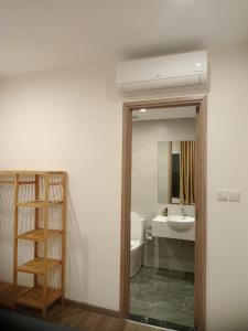 Gò CôngFT homestay at Vinhome Grand Park HCM的一间带水槽、卫生间和镜子的浴室