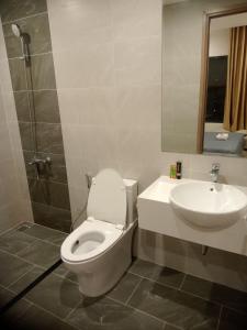 Gò CôngFT homestay at Vinhome Grand Park HCM的一间带卫生间和水槽的浴室
