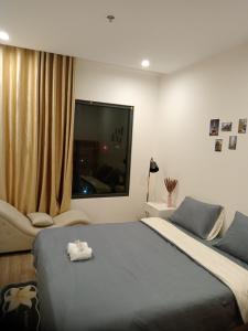 Gò CôngFT homestay at Vinhome Grand Park HCM的一间卧室设有一张床和一个大窗户