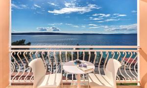 茨里克韦尼察Mediteran Hotel by Aminess的阳台配有桌椅,享有水景。
