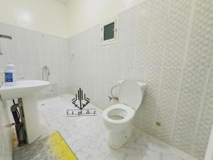 努瓦克肖特Kane house的一间带卫生间和水槽的浴室
