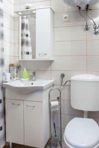 茨里克韦尼察Villa Dora ##3的浴室配有白色卫生间和盥洗盆。