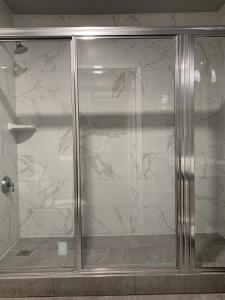 洛杉矶洛杉矶天空精品酒店的浴室里设有玻璃门淋浴