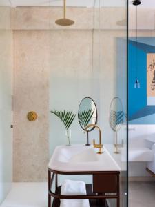 圣多明各Kimpton Las Mercedes, an IHG Hotel的一间带水槽和两面镜子的浴室