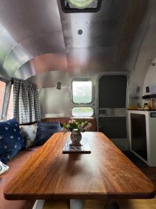 克努斯福德Airstream Experience的客厅中央的桌子