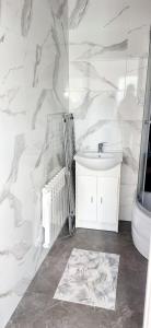 JanuszowiceNoclegi u Ewusi的白色的浴室设有水槽和卫生间。