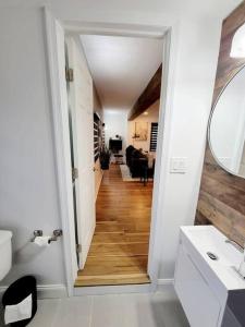 兰开斯特Luxe On Walnut/King Bed/Off St.Parkin/30 days stay的浴室设有走廊、水槽和镜子