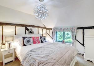 斯科尔The Cottage的一间卧室配有一张大床和一个吊灯。