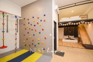 Kampong PendasSunway Grid Loft Suite by Nest Home【Olympic Size Pool】的客房设有攀岩墙和一张双层床。
