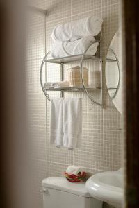 库斯科Andenes的浴室设有位于卫生间上方的毛巾架。