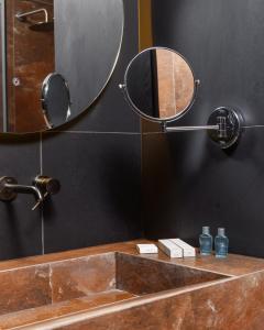 普里兹伦Morea Hotel的一间带水槽和镜子的浴室