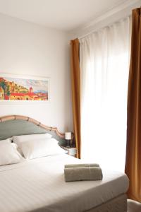 伊斯基亚Hotel Terme Oriente - Beach & SPA的一间卧室设有一张床和一个窗口