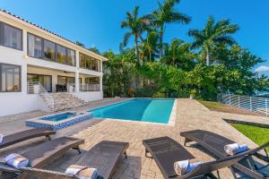 迈阿密Discover Serenity by the See Your Exclusive Miami Beach Escape!的房屋旁带游泳池的房子