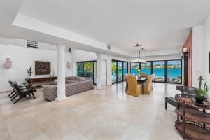 迈阿密Discover Serenity by the See Your Exclusive Miami Beach Escape!的客厅配有沙发和桌子