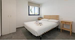 多列毛利诺斯Top2Stay Los Rosales的一间卧室配有一张大床和一张桌子