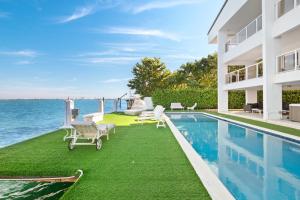 迈阿密Experience Opulence Your Exclusive Waterfront Sanctuary in Miami Beach的海边带游泳池的房子