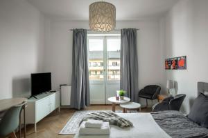 斯德哥尔摩Libevi 1的一间卧室设有一张床、一台电视和一个窗口。