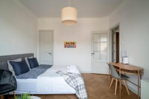 斯德哥尔摩Libevi 1的一间卧室配有一张床、一张桌子和一张书桌