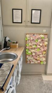 塞格德Mermaid house apartman的一间带水槽和一堆纸牌的浴室