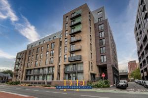 曼彻斯特The Middlewood Plaza Suite - By Parydise Properties - Business or Leisure stays, Central Location, Sleeps 4, Salford的城市街道上一座大型砖砌建筑