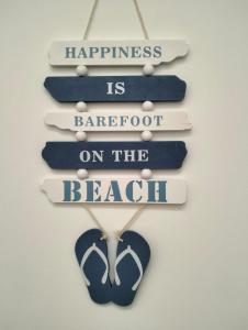 巴列塔Casa Vacanze De Nittis的海滩上有个幸福的标志