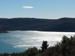 韦尔东的圣克鲁瓦GORGES DU VERDON CAMPING 3 etoiles PROCHE DU LAC DE STE CROIX NBRES ACTIVITES NAUTIQUES RANDONNEES ENTOURE DE CHAMPS DE LAVANDES 4 PERS的享有一大片水景