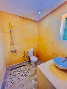 DjerbaDIAR HAROUN的浴室配有白色卫生间和盥洗盆。