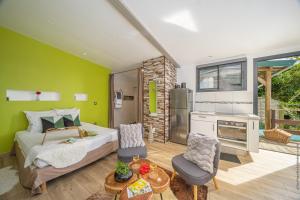 勒拉芒坦Chalet étoilé BAYALOCATION的一间卧室设有一张床和绿色的墙壁