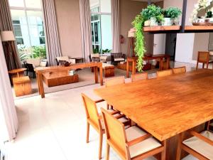 贝伦Bayview Deluxe Umarizal的用餐室配有木桌和椅子