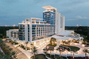 奥兰多JW Marriott Orlando Bonnet Creek Resort & Spa的棕榈树大建筑的顶部景色