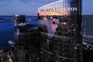 珀斯The Ritz-Carlton, Perth的享有丽思卡尔顿大厦(ritz carlton building)的景致