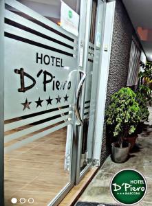 圣胡安HOTEL D'PIERO MARCONA的通往星星的Pico酒店的门