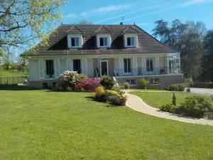 Saint-Brice-sur-VienneCHARMANT APPARTEMENT DANS MAISON DE CARACTERE的一座带草地庭院的大型白色房屋