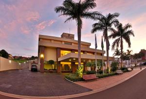 里贝朗普雷托花园酒店的一座棕榈树建筑