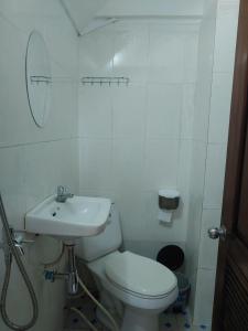 暹粒CENTRO GUEST HOUSE的白色的浴室设有卫生间和水槽。