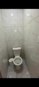 阿拉沙Phos Hostel的一间白色浴室,内设卫生间