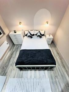 伦敦High Standard Room, Super Location的一间卧室配有一张带2个床头柜的大床