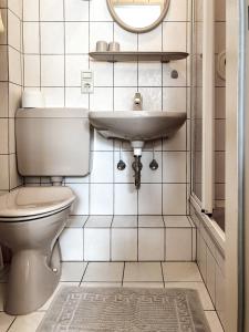 布雷姆Gästezimmer Bruno的一间带卫生间和水槽的浴室