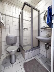布雷姆Gästezimmer Bruno的一间带卫生间和水槽的浴室