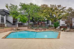 达拉斯Vacation Rental Near Dtwn Dallas with Pool Access!的一座树木繁茂的建筑前的游泳池