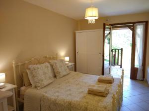 萨尔拉拉卡内达La Colline - Chambre d'hôtes - B&B的一间卧室配有一张带两个枕头的床