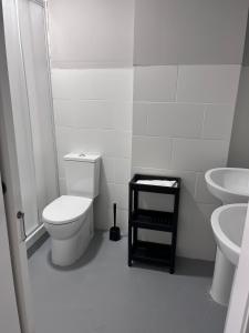 瓦伦西亚Unicorn Residence for students New Opening 2024的白色的浴室设有卫生间和2个盥洗盆。