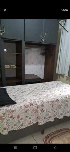 乌尼昂-达维多利亚Casa completa em união da vitória PR的一间卧室配有一张床上的鲜花毯子